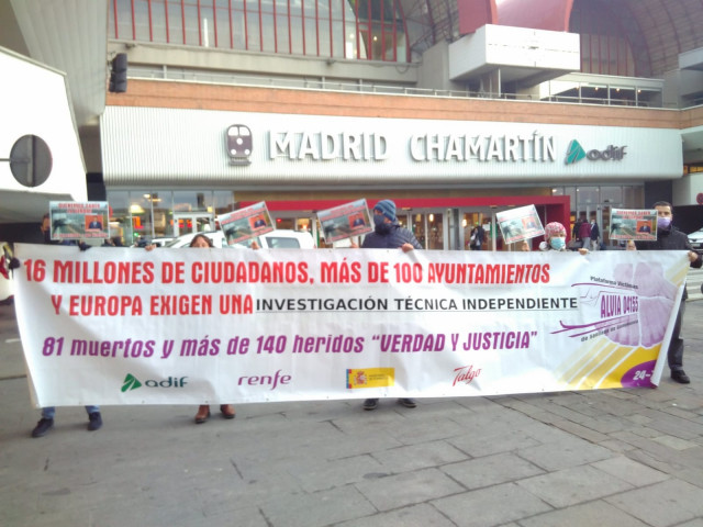 Víctimas de Angrois, en Chamartín, donde protestan por la inauguración 