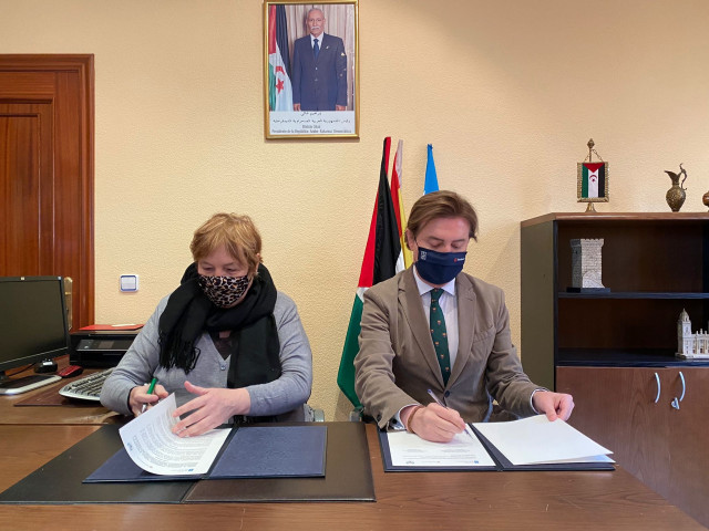 La presidenta de la asociación Solidariedade Galega co Pobo Saharauí (Sogaps), Maite Isla, y el director xeral de Relacións Exteriores e coa Unión Europea de la Xunta, Jesús Gamallo, firman un convenio.