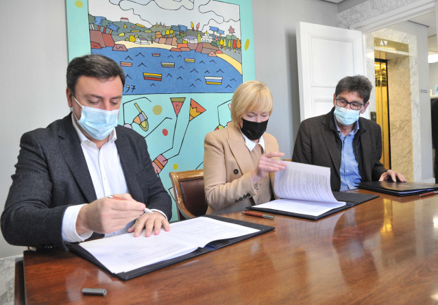 El presidente provincial, Valentín González Formoso, y la alcaldesa de Trazo, Josefina Suárez, firman un convenio