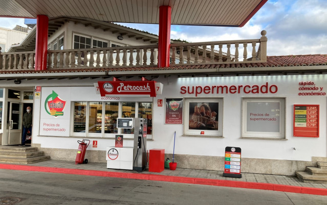 Tienda de Claudio Express en una estación de servicio del polígono industrial de A Gándara, en Ferrol.