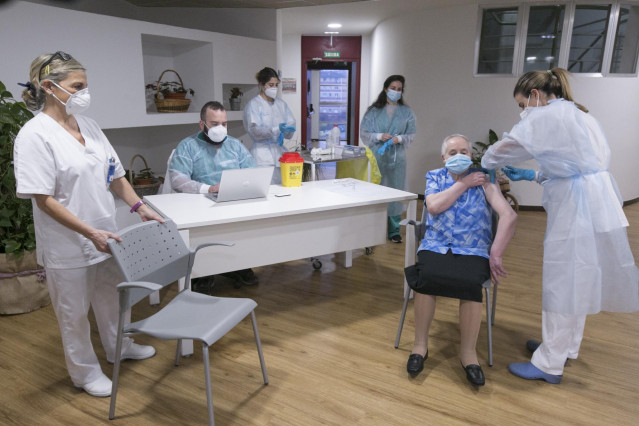 Eulalia Josefa `Pepita´ Paleo es la primera usuaria de la residencia en recibir la segunda dosis de la vacuna Pfizer-BioNTech contra el coronavirus en el Centro Polivalente de Recursos Residencia Mixta de Gijón, Asturias (España), a 18 de enero de 2021.