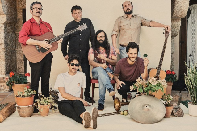 Archivo - La banda Os Amigos dos Músicos con Jaime Mateo (de pie, primero por la izquierda)