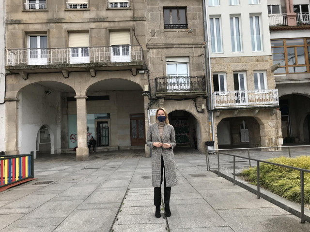 La delegada de la Xunta y presidente del Consorcio Casco Vello de Vigo, Marta Fernández-Tapias, ante el inmueble de Berbés 39, adquirido para su rehabilitación y para la construcción de dos viviendas de promoción pública.