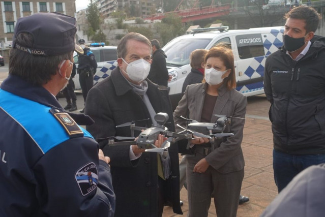 El alcalde de Vigo, Abel Caballero, y la concejal de Seguridad, Elena Espinosa, presentan dos drones que se incorporarán a las labores de vigilancia y control de la Policía Local.