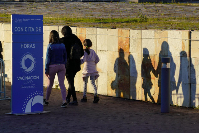 Varios niños acuden a recibir la vacuna contra el Covid-19, en la Cidade da Cultura, en Santiago de Compostela.