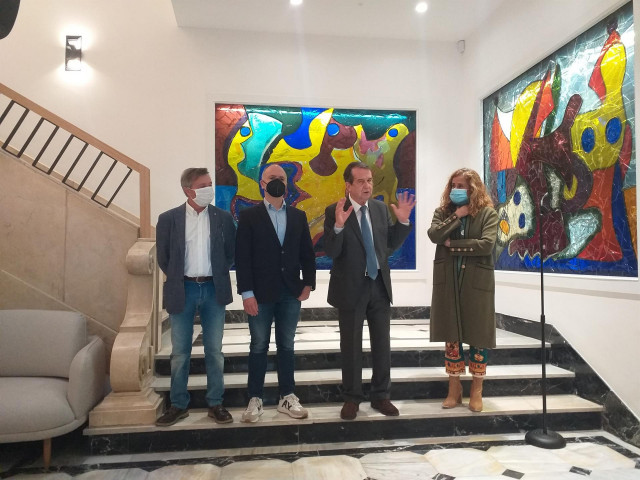 El escultor Andrés Conde; el delegado de Zona Franca en Vigo, David Regades; el alcalde, Abel Caballero; y la presidenta de la Diputación de Pontevedra, Carmela Silva, en la nueva sede de Zona Franca, en la calle Areal de la ciudad.