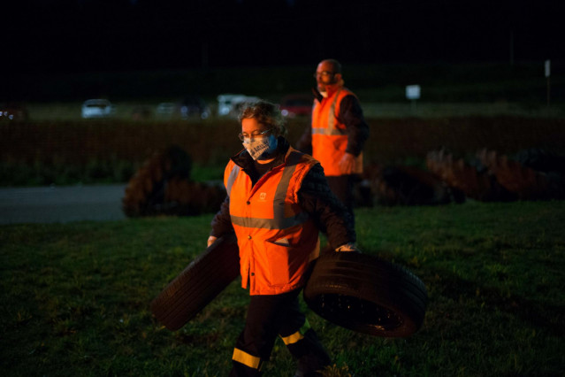 Archivo - Una trabajadora quema neumáticos durante una huelga general para reivindicar un futuro para la comarca en la Factoría de Alcoa en San Cibrao, a 17 de noviembre de 2021, en A Mariña, Lugo, Galicia, (España). Con esta huelga, reclaman “medidas inm