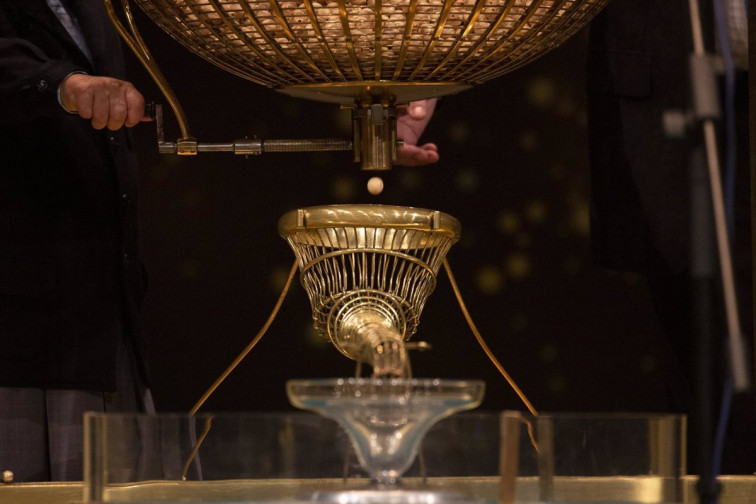 Localidades de A Coruña y Pontevedra reparen un cuarto premio, el 91.179, y un quinto, el 26.711