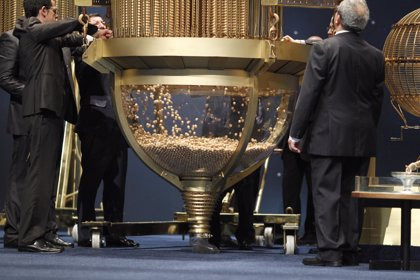 Dos series del 24.198, Quinto Premio de la Lotería de Navidad, dejan 120.000 euros en Laxe