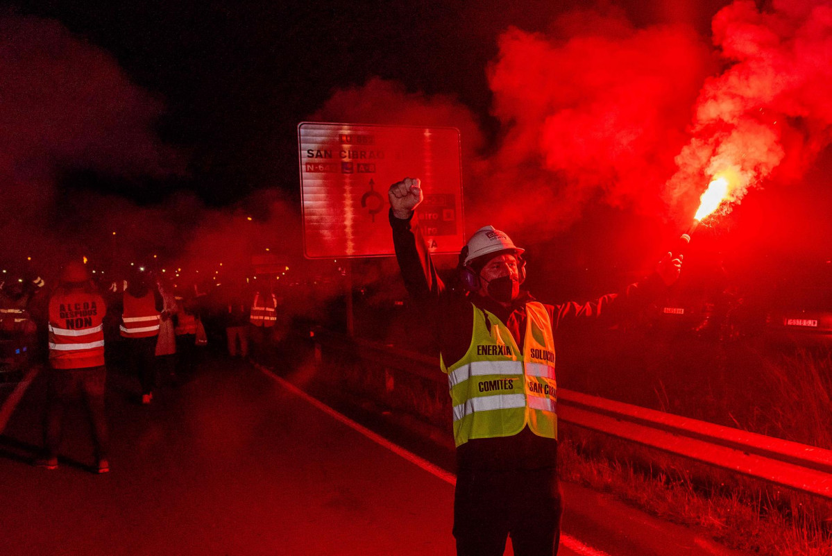 Archivo - Varios trabajadores de la planta de la empresa Alcoa en San Cibrao participan en una marcha nocturna pro las calles del municipio de Xove, a 6 de noviembre de 2021, en Xove, Lugo, Galicia (E