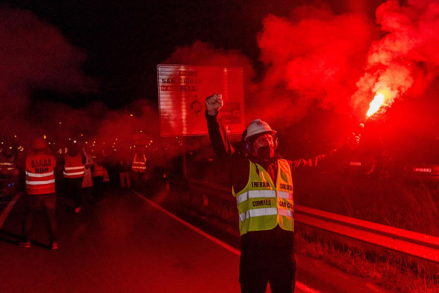 Archivo - Varios trabajadores de la planta de la empresa Alcoa en San Cibrao participan en una marcha nocturna pro las calles del municipio de Xove, a 6 de noviembre de 2021, en Xove, Lugo, Galicia (España). Los trabajadores de Alcoa realizan esta marcha