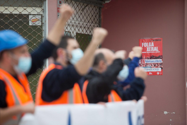 Archivo - Un grupo de trabajadores de la empresa Vestas, durante una concentración, a 12 de noviembre de 2021, en la salida do Porto, Foz, Lugo, Galicia, (España). Los trabajadores de Vestas salen a la calle después de que el pasado lunes terminase sin ac