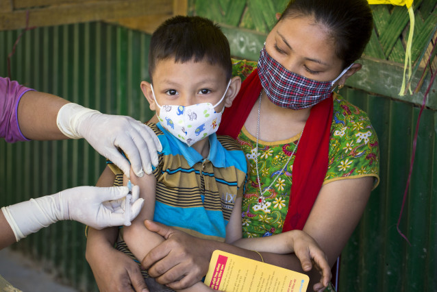 Archivo - Bisakha Chakma brings her youngest son Tuhin Marma (7) for a measles-rubella vaccination in Rangamati during the national vaccination campaign.
