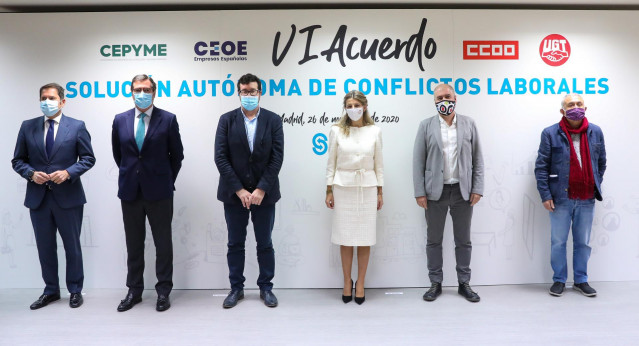 Archivo - (I-D) El presidente de Cepyme, Gerardo Cuevas; el presidente de CEOE, Antonio Garamendi; el secretario de Estado de Empleo, Joaquín Pérez Rey; la ministra de Trabajo, Yolanda Díaz; el líder de CCOO, Unai Sordo; y el líder de UGT, Pepe Álvarez, p