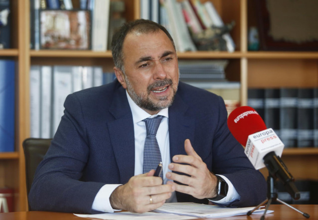 El conselleiro de Sanidade, Julio García Comesaña, durante una entrevista con Europa Press, a 23 de diciembre de 2021, en Santiago de Compostela, A Coruña, Galicia, (España).