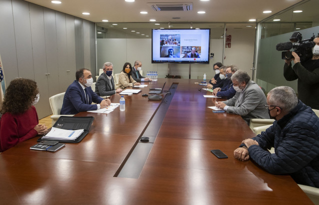 El vicepresidente primeiro e conselleiro de Presidencia, Xustiza e Turismo, Alfonso Rueda, el conselleiro de Sanidade, Julio García Comesaña, y la conselleira de Emprego e Igualdade, María Jesús Lorenzana, se reúnen con representantes del ocio nocturno