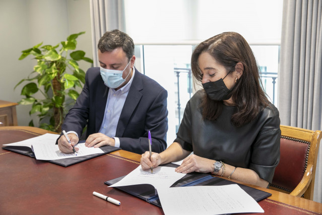 El presidente de la Diputación de A Coruña, Valentín González Formoso, y la alcaldesa herculina, Inés Rey, firman un convenio por la gestión del Teatro Colón