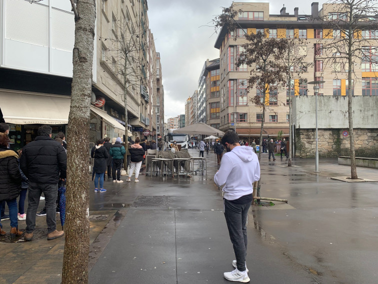 Cientos de personas se quedan sin PCR en el Hospital de Pontevedra tras esperar varias horas