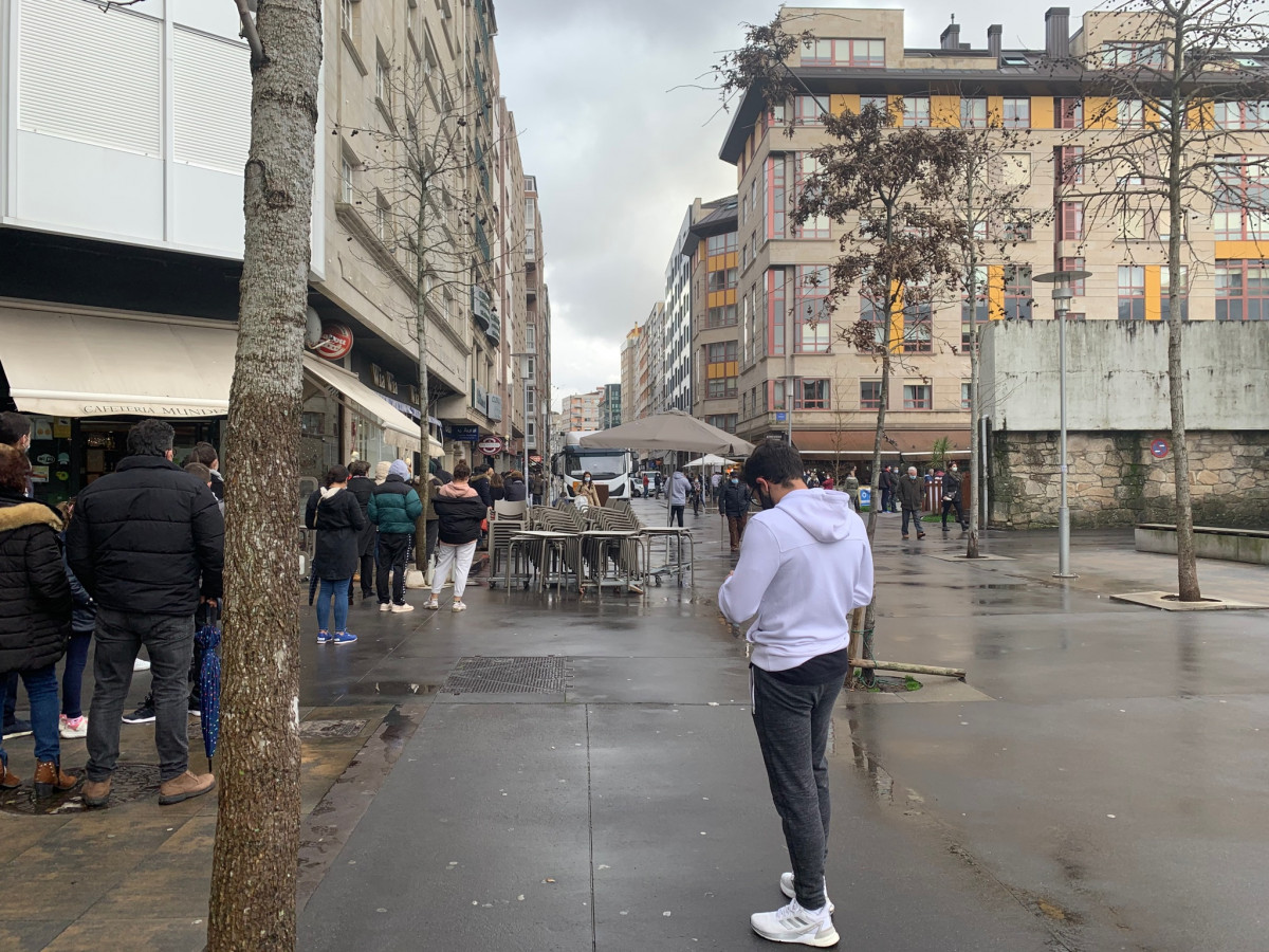 Cola para las PCR en Pontevedra en una foto de Entropu00eda Social Twitter