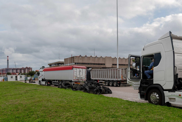 Varios camiones y neumáticos en las inmediaciones de la fábrica de Alcoa en San Cibrao, un día después de que los trabajadores alcanzaran un acuerdo con la empresa, a 29 de diciembre de 2021, en San Cibrao, Cervo, Lugo, Galicia (España). Los trabajadores