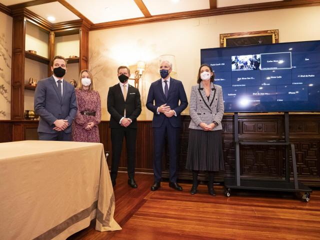 La ministra de Industria, Comercio y Turismo, Reyes Maroto (d), posa en una fotografía en el acto de firma del acuerdo en Santiago entre Alcoa y los sindicatos de la fábrica de Cervo (Lugo), a 30 de diciembre de 2021, en Santiago de Compostela, A Coruña,