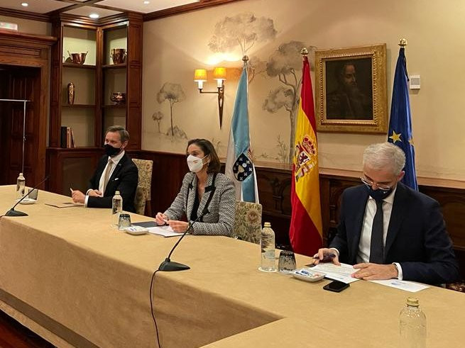 Maroto y Conde firmando el acuerdo sobre Alcoa