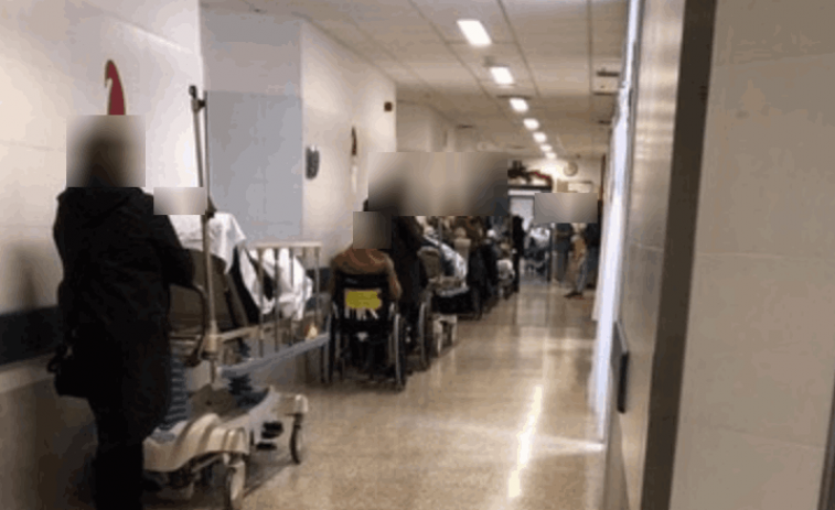 Más de 50 enfermos en el pasillo de urgencias del hospital de Santiago, 6 graves, denuncian médicos