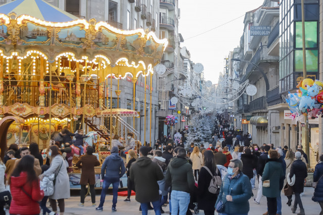 Un grupo de personas observa el encendido navideño tras varios días de lluvia, a 12 de diciembre de 2021, en Vigo.