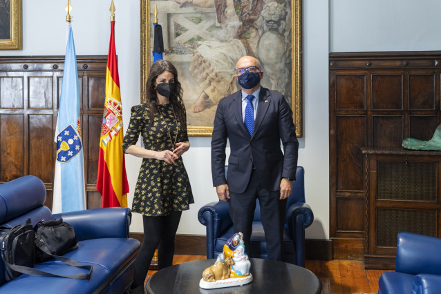 Reunión Manuel Baltar (Presidente de la Diputación Ourense) con Yolanda Castaño Pereira (Poeta).