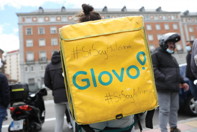 Archivo - Un repartidor de Glovo participa en una manifestación en Moncloa, a 11 de mayo de 2021, en Madrid (España). Esta y otras protestas que se desarrollarán en ocho puntos del país han sido convocadas por Repartidores Unidos y APRA coincidiendo con l