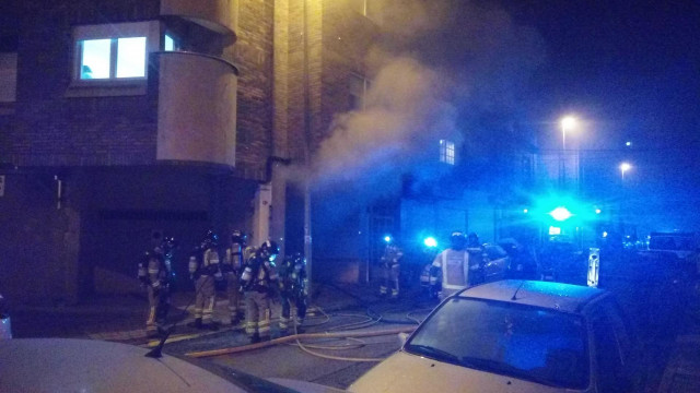 Bomberos intervienen en un incendio en un garaje de la calle Escultor Nogueira de Vigo.