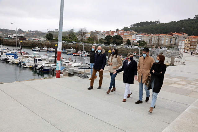 La conselleira do Mar, Rosa Quintana, visita las obras de remodelación en el puerto de Porto do Son (A Coruña)