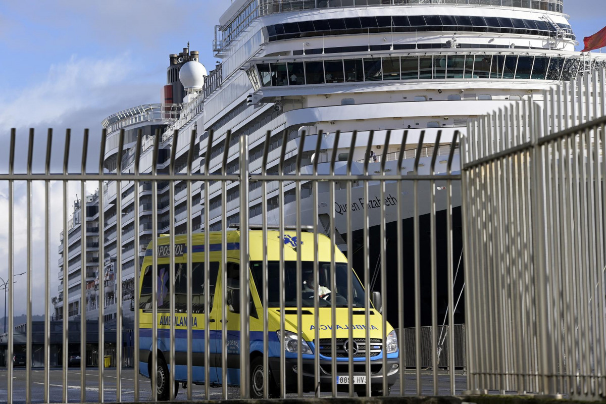 Una ambulancia ante el crucero 'Queen Elizabeth' tras registrarse 22 contagios