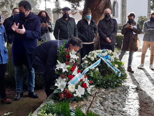 Homenaje ante la tumba de Valle-Inclán en el cementerio de Boisaca, Santiago