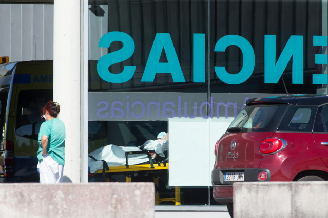 Archivo - Un paciente con Covid-19 es trasladado desde el Hospital de O Incio al Hospital de Lugo