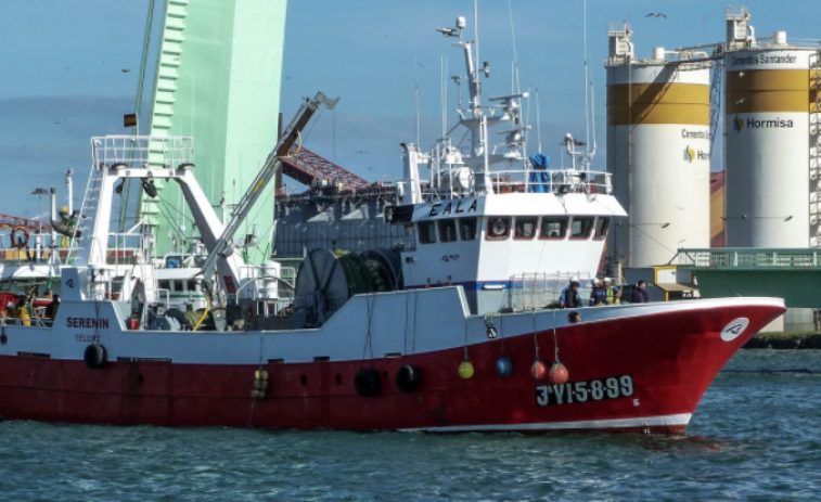 Naufragio de un pesquero gallego en la boca del puerto de Avilés se salda con 8 marineros rescatados en lancha