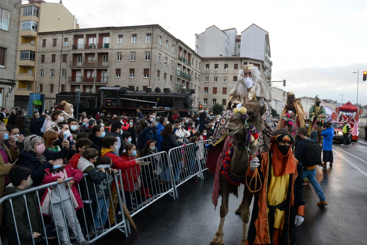Los tres Reyes Magos subidos en dromedarios en la cabalgata de Reyes en Ourense