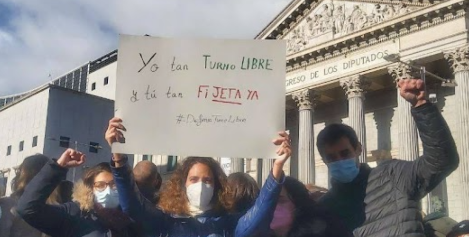 Una pasada acciu00f3n de protesta de la Plataforma de Defensa del Turno Libre frente al Congreso de los Diputados