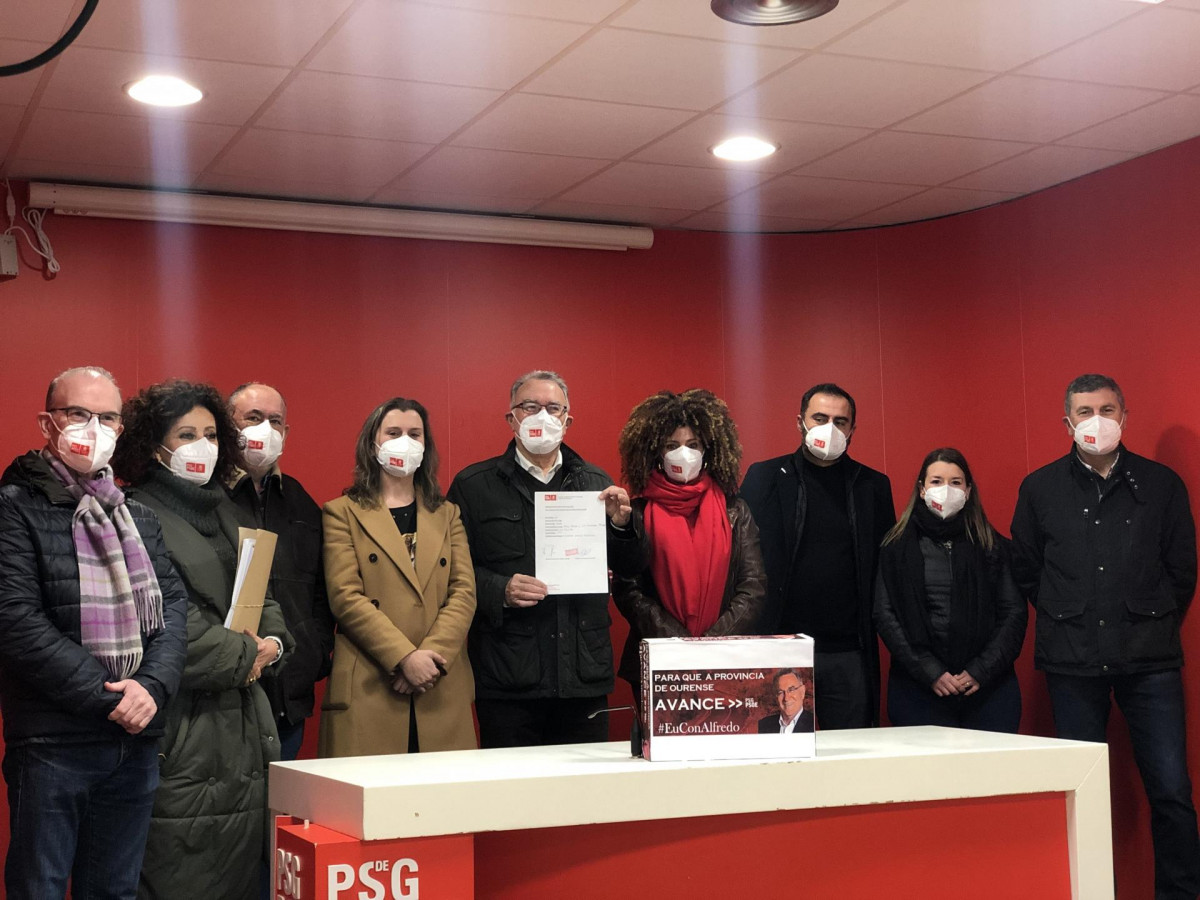 El alcalde de O Barco de Valdeorras, Alfredo García, presenta en la sede del PSdeG en Santiago los avales para aspirar a liderar el PSOE en la provincia de Ourense.