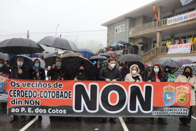 El alcalde de Cerdedo-Cotobade (Pontevedra), Jorge Cubela, encabeza una protesta contra el proyecto eólico de Os Cotos.