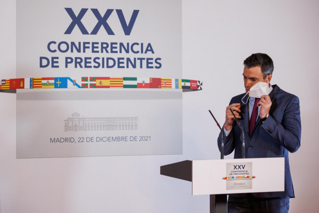 El presidente del Gobierno, Pedro Sánchez, se quita la mascarilla durante la Conferencia de Presidentes extraordinaria celebrada en el  Senado, a 22 de diciembre de 2021, en Madrid, (España). La reunión se ha convocado para abordar la situación de la Covi