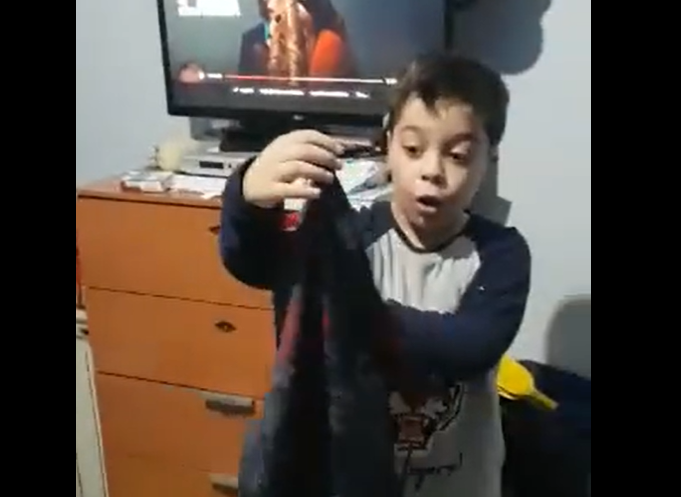 ​(VÍDEO) “¡De la UDO! ¡Firmada por todos!”: las lágrimas de un pequeño fan de la UD Ourense al ver su regalo de Reyes