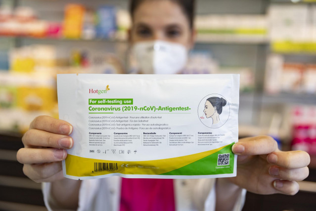 Una farmacéutica muestra un test de antígenos en la farmacia ‘Las Gemelas’, a 10 de enero de 2022, en Madrid (España).