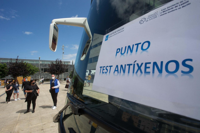 Archivo - Un autobús donde realizan test de antígenos, a 31 de julio de 2021, en A Mariña, Lugo, Galicia (España). La zona de la Mariña Lucense, que se sitúa en la provincia de Lugo y abarca los ayuntamientos de Alfoz, Barreiros, Burela, Cervo, Foz, Loure