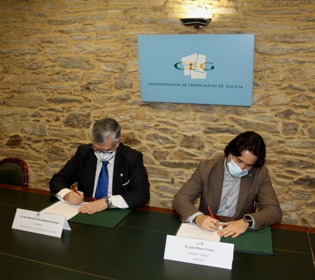 El presidente de la CEG, Juan Manuel Vieites, y el director general de Gradiant, Luis Pérez Freire, firman un acuerdo de colaboración