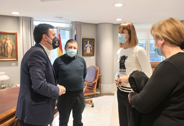 El presidente de la Diputación de A Coruña, Valentín González Formoso, con responsables de un proyecto sobre la abeja negra