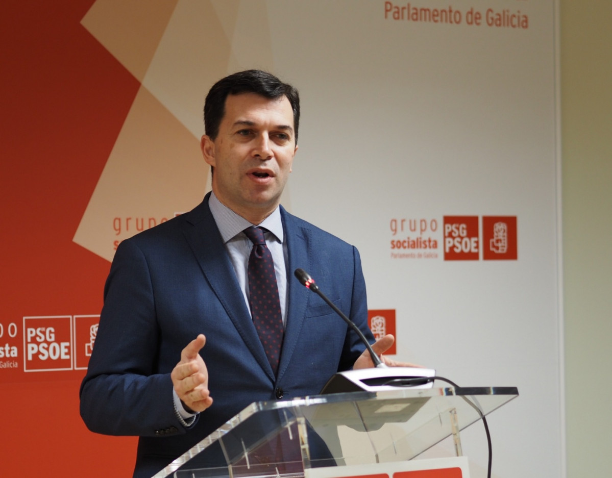 El portavoz parlamentario del PSdeG, Gonzalo Caballero, en rueda de prensa