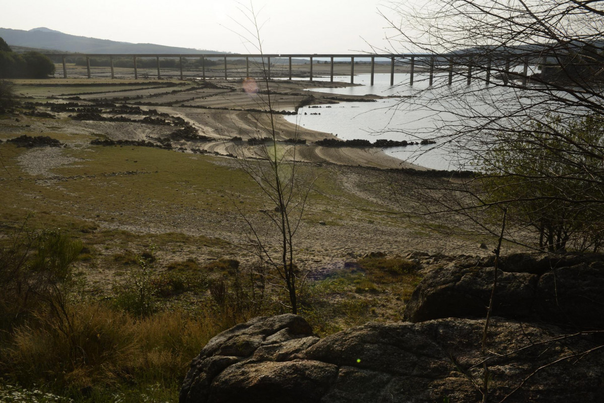 Archivo - Vista general sobre el estado del embalse de Salas en la cuenca Miño-Sil, a 24 de agosto de 2021, en Galicia, (España). En Salas -en Ourense-, los informes de la Xunta de Galicia indican q