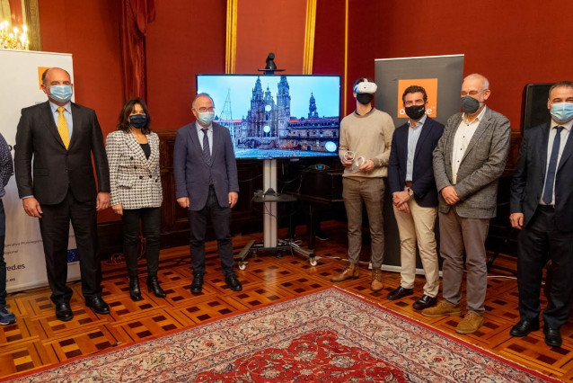 El alcalde de Santiago de Compostela, Xosé Sánchez Bugallo, la directora general de Amtega, Mar Pereira y el director de Servicios Públicos Digitales de Red.Es, Francisco Javier García Vieira, durante la presentación del prototipo de tecnología 5G.