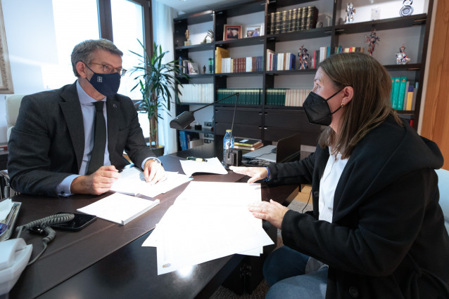 El presidente de la Xunta, Alberto Núñez Feijóo, se reúne con el alcalde de Boimorto, María Jesús Novo